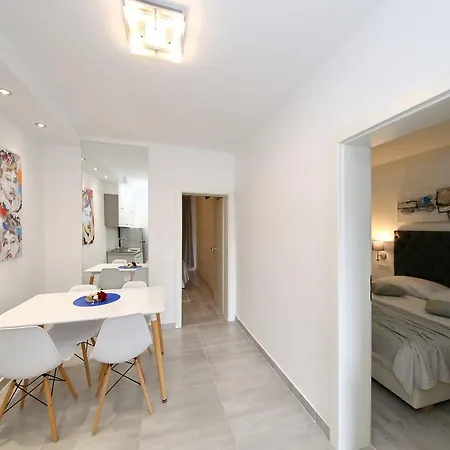 アパート Maruna Self Check-in ザダル