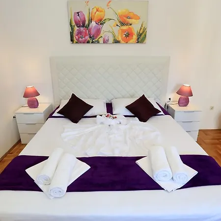 Maruna Apartment *