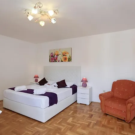 Maruna Apartment *