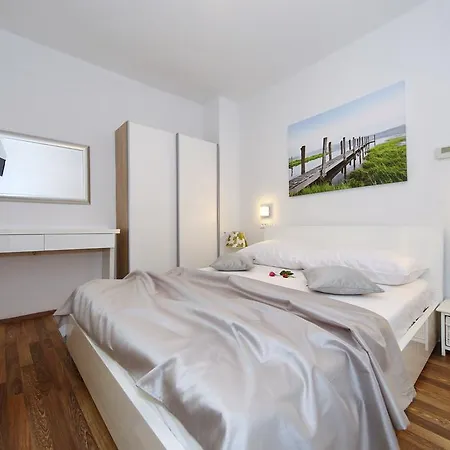 Maruna Apartment *